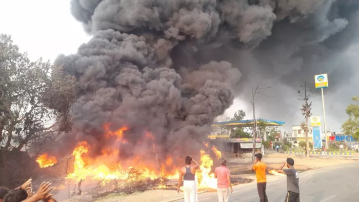 Deoria Fire : CNG पेट्रोल पंप के पास PVC पाइप में लगी भीषण आग; मौके पर भगदड़
