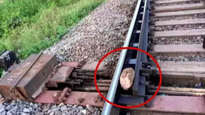 Odisha Train Accident: मंजूरी रोड स्टेशन पर ट्रैक के बीच फंसा मिला बड़ा पत्थर;