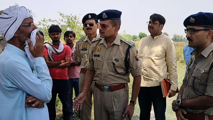 पिता से बात करते दाएं पुलिस अधीक्षक गोपाल कृष्ण चौधरी औऱ बीच में अपर पुलिस अधीक्षक ओम प्रकाश सिंह।
