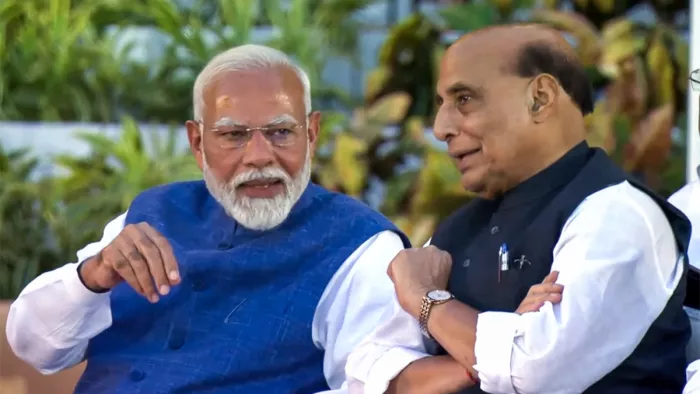 शपथ ग्रहण समारोह में नरेंद्र मोदी और राजनाथ सिंह (फोटो- ANI)