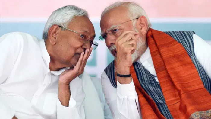 बिहार की एक रैली में प्रधानमंत्री नरेंद्र मोदी के साथ नीतीश कुमार। फोटो- ANI
