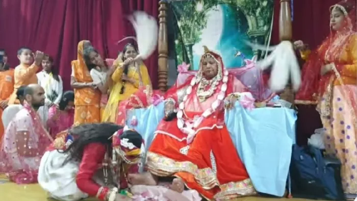 Mathura News: राधा बने रमेश बाबा का वीडियो प्रसारित।