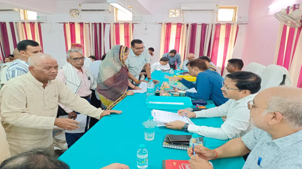 Mau News: समाधान दिवस पर 116 शिकायत पेश, डीएम व एसपी ने सदर तहसील में सुनी फरियादियों की शिकायतें