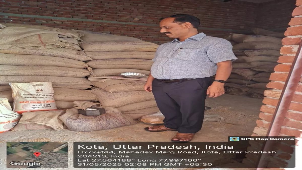 Hathras News: हाथरस में राशन वितरण में गड़बड़ी म‍िलने पर डीलर को नोटिस जारी, शासन के निर्देश पर टीमों ने ली जानकारी