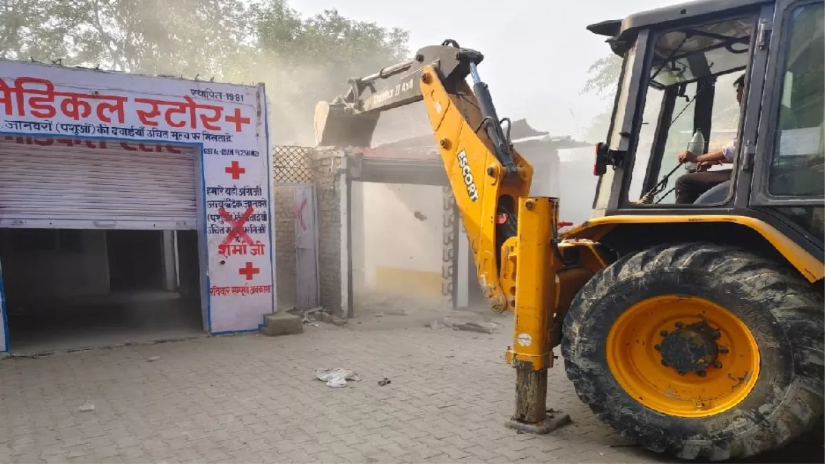 यूपी में आठ और दुकानों पर चला बुलडोजर, दिन निकलते ही नगर पालिका की टीम ने की कार्रवाई; कब्जेदार भी देखते रह गए