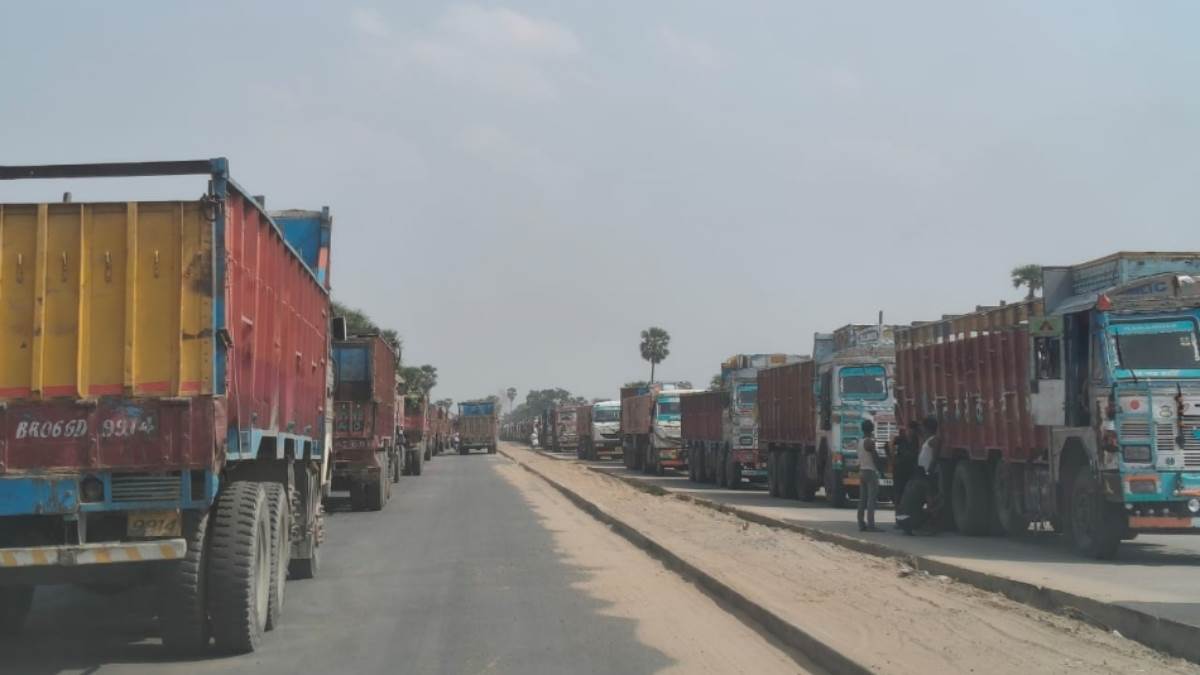 bhojpur news traffic jam due to sand trucks on highways