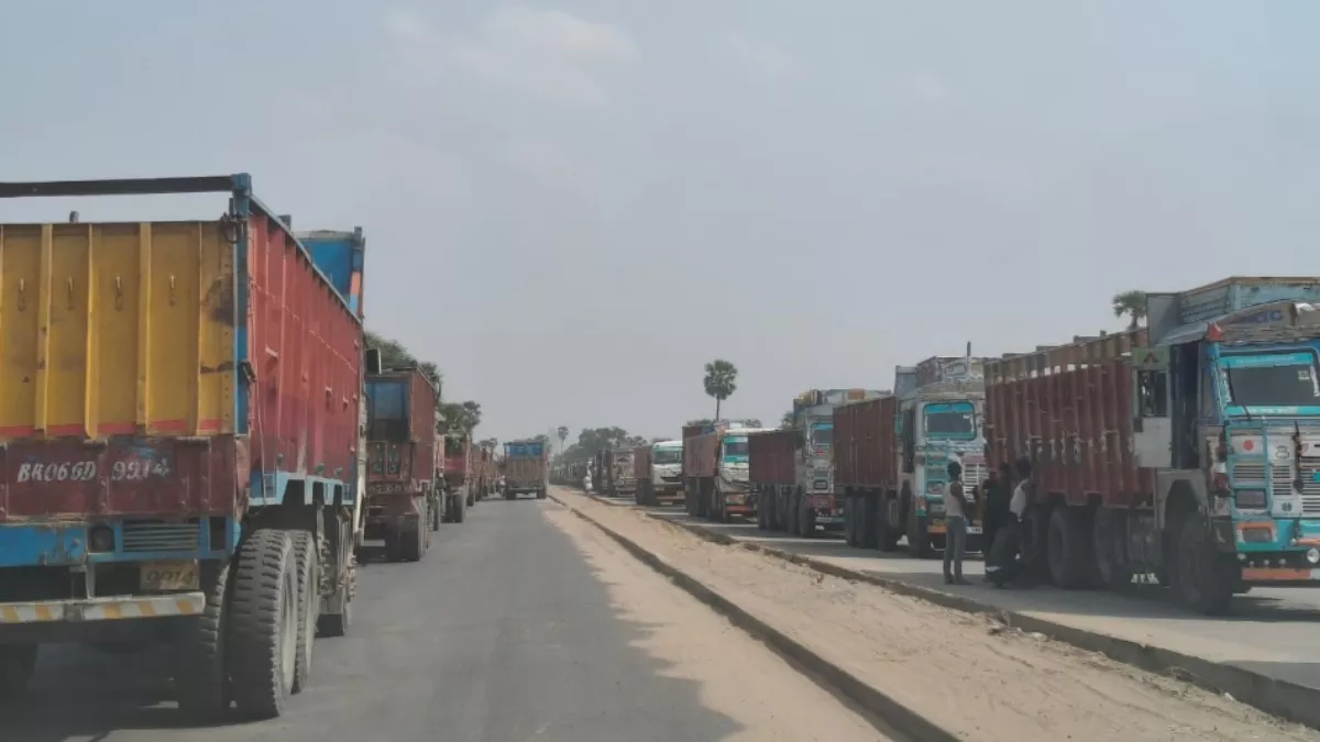 Ara News: नो एंट्री से कोईलवर में हाईवे पर बढ़ा बालू लदे ट्रकों का दबाव, 10 KM के सफर में लग रहे 2 घंटे