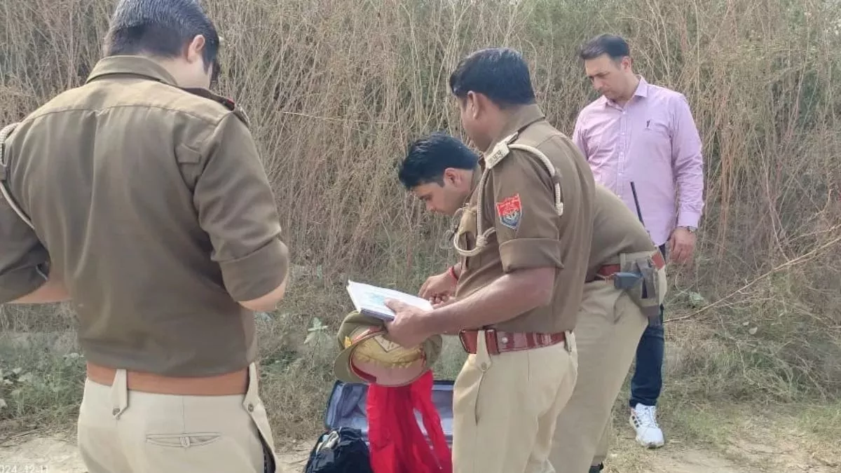 UP Crime: सड़क किनारे मिला हरे रंग का सूटकेस, खुलते ही पुलिस के उड़े होश; इलाके में हड़कंप