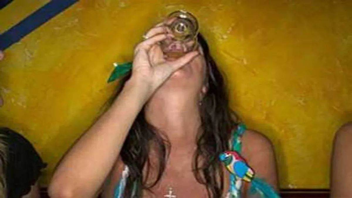 https://www.jagranimages.com/images/newimg/10062025/10_06_2025-drunk_girl_23960574.jpg