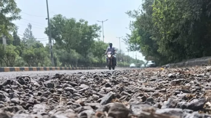 पहली लेन बनाई नहीं, दूसरी भी उखाड़ दी।