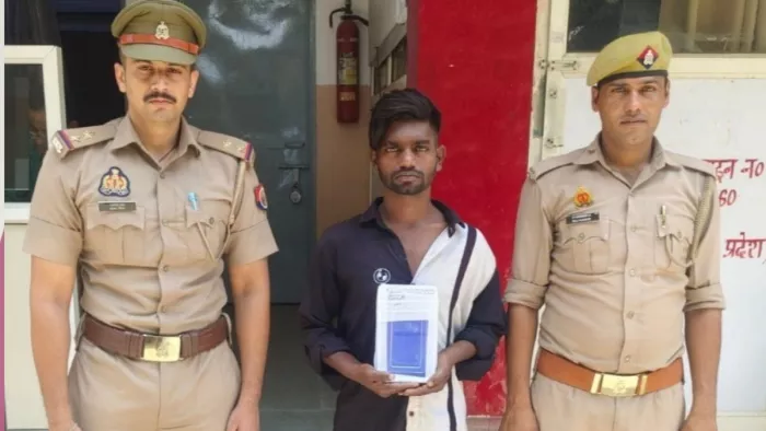कौशांबी थाना पुलिस द्वारा विदेशी महिला से मोबाइल लूट के आरोप में गिरफ्तार आरोपित।सौ. पुलिस