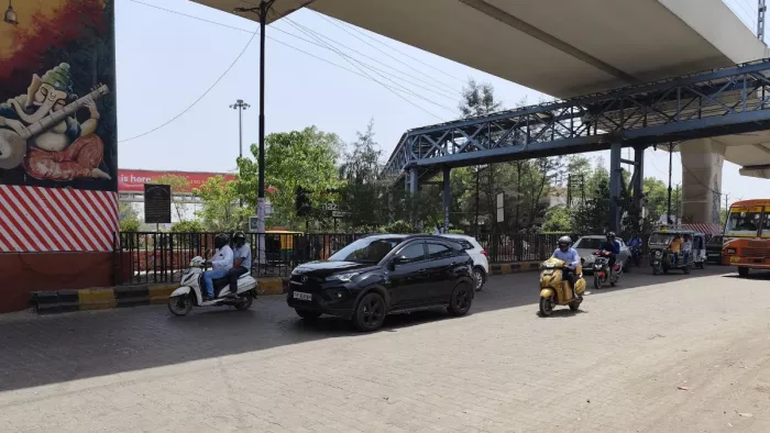 माेहन नगर में इसी जगह हुआ था सड़क हादसा। फोटो- जागरण