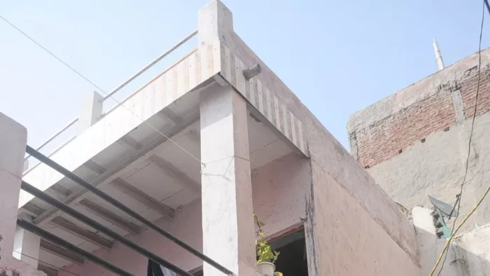 साहिबाबाद गांव में इसी छत गिरा था अरुण। फोटो- जागरण