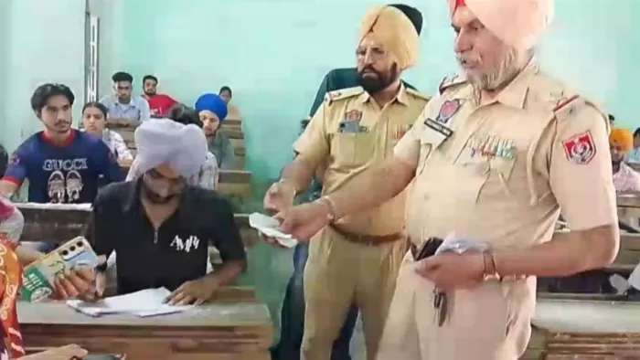 गुरूनानक कॉलेज में परीक्षा दे रहे विद्यार्थियों की जांच करते हुए पुलिस पार्टी। सौ. जागरण संवाददाता