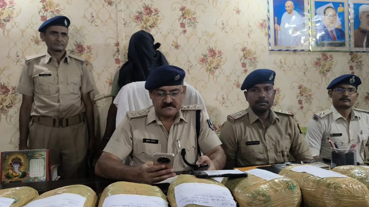 बिहार के काराकाट में आठ किलो गांजा बरामद, पटना आ रही बस से तस्कर किया गया गिरफ्तार