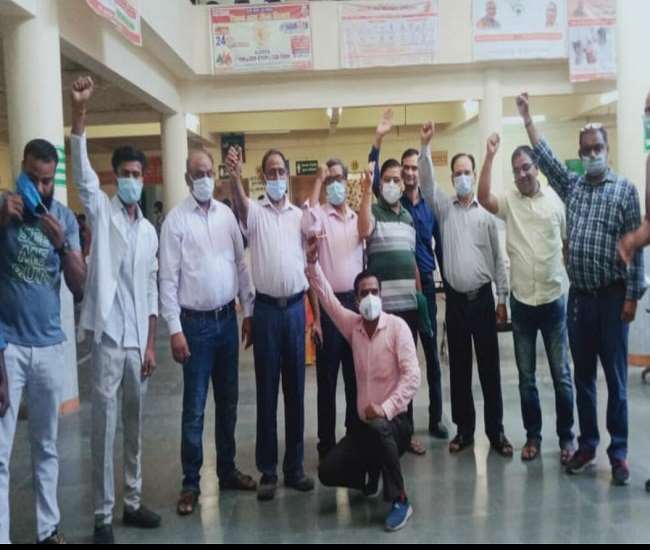 जिले के सरकारी अस्पतालों में शनिवार को दूसरे दिन भी कर्मचारियों के दो घंटे के कार्य बहिष्कार किया।