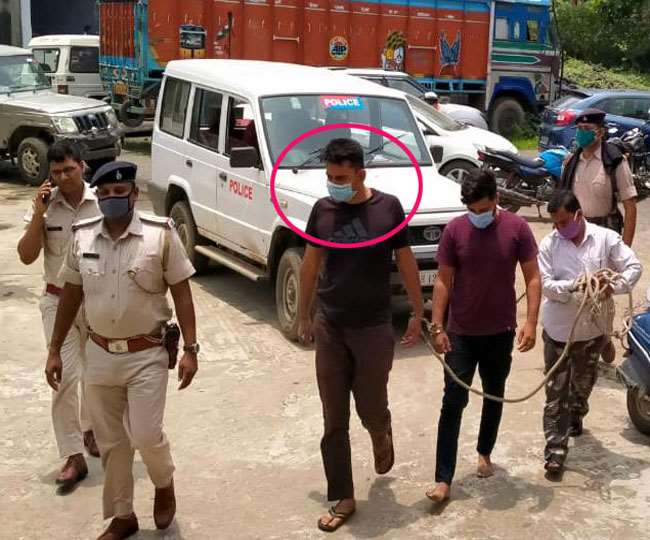 Jharkhand Koderma News गिरफ्तार डीएसपी आशुतोष ब्लैक टीशर्ट में।