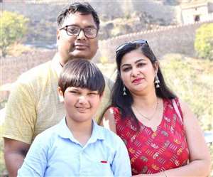 जालंधर का लिटिल मास्&zwj;टर मेधांश अपने माता-पिता के साथ। (फोटो स्रोत- मेधांश का परिवार )