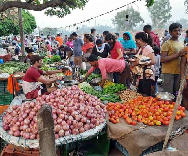 जालंधर में सब्जी मंडी में खरीदारी करते लोग। (जागरण)