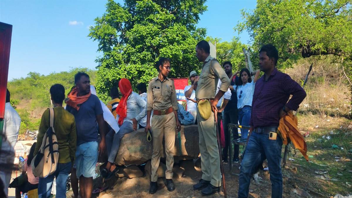 four youths of varanasi drowned in chunadari falls of ahraura in mirzapur relief and rescue work continues
