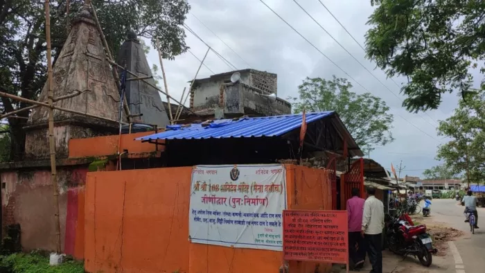 Jharkhand, Lohardaga News: लोहरदगा में शनि मंदिर के सामने फेंका मांस।