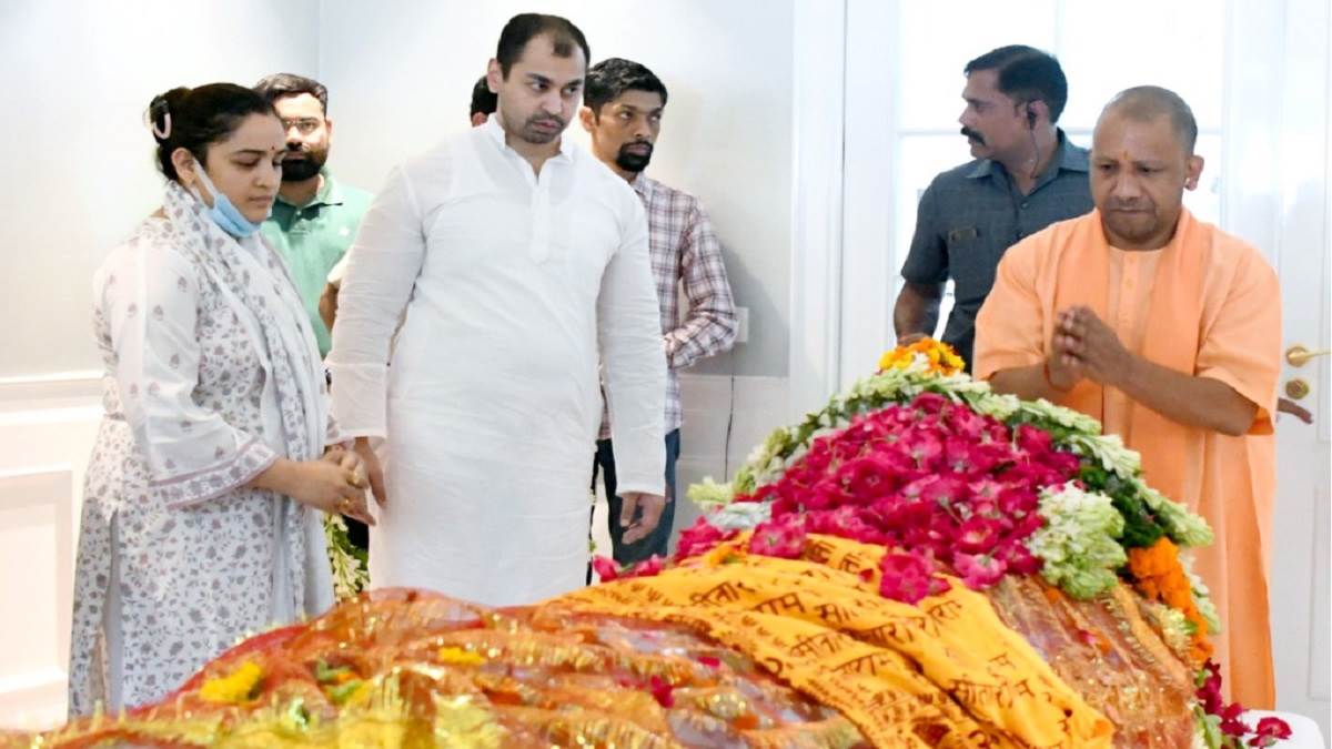 https://www.jagranimages.com/images/newimg/10072022/10_07_2022-yogi_tributes_22878685_13208331.jpg
