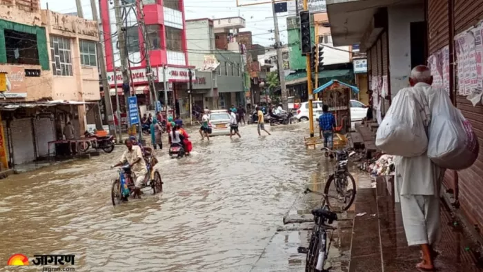 शहर के शनिमंदिर अंडरपास में पानी भरने से शहर दो हिस्सों में बंट गया।
