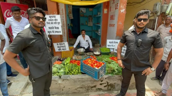 टमाटर की सुरक्षा में सपा नेता ने लगाए बाउंसर, सब्जी विक्रेता को पुलिस ने उठाया