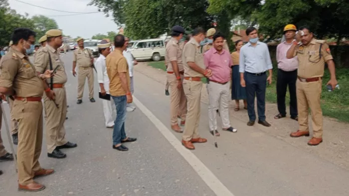 प्रतापगढ़ में भीषण सड़क हादसा; 9 लोगों की दर्दनाक मौत- बाइक सवार को बचाने के चक्कर में हुआ हादसा