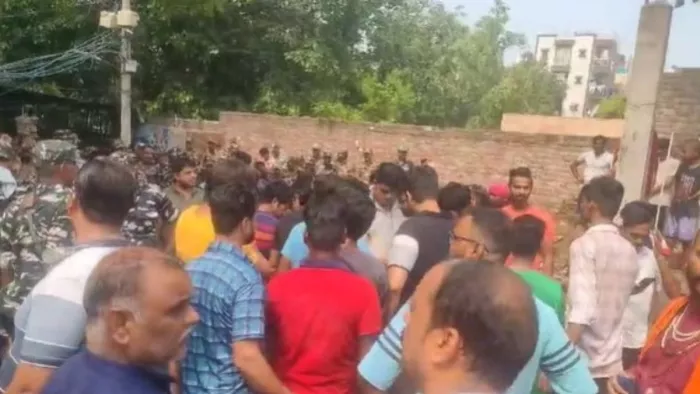 Delhi News: मंगोलपुरी में मंदिर का ढांचा हटाने गई टीम का भारी विरोध। फाइल फोटो