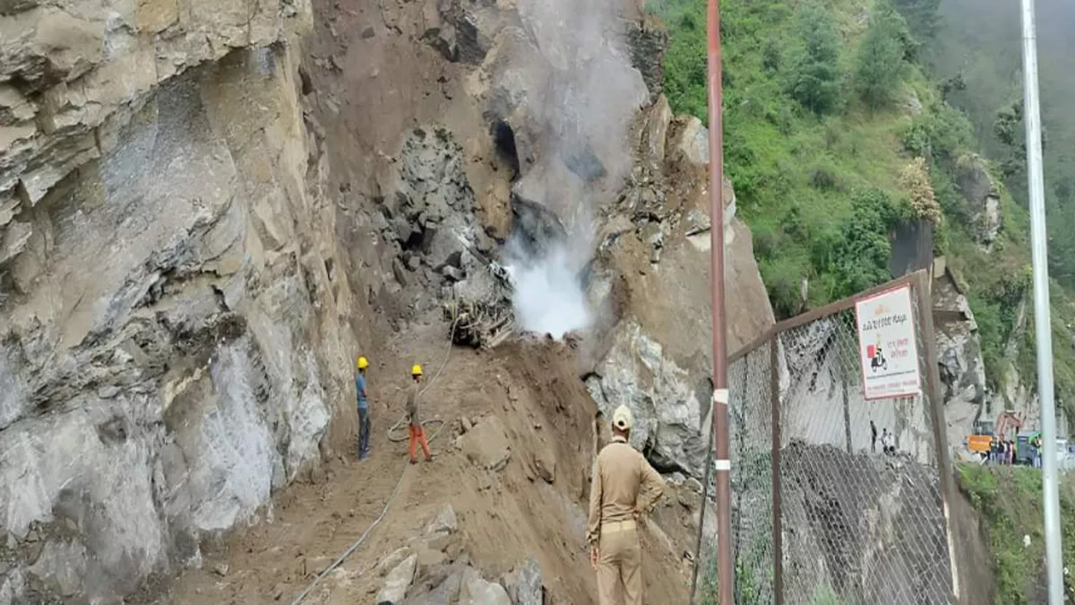 Uttarakhand Weather: बदरीनाथ हाईवे दूसरे दिन भी बंद, बच कर रहें इन दो जिलों के बाशिंदे; आज भी भारी बारिश के आसार