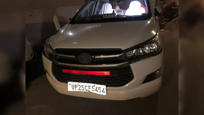 तेज रफ्तार कार की टक्कर से क्षतिग्रस्त हुई सांसद की कार
