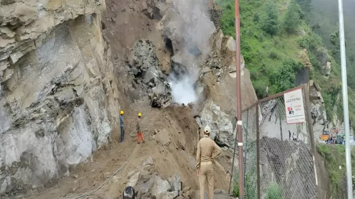 जोशीमठ के पास हाइवे पर आए बोल्डेर को विस्फोट से फोड़ने की कोशिस मे लगे बीआरओ के जवान