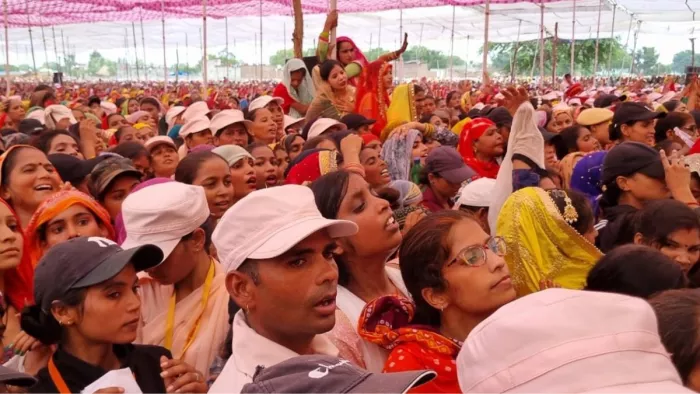 सिकंदराराऊ में दो जुलाई को साकार विश्व हरि के सत्संग में उमड़ी भीड़। जागरण
