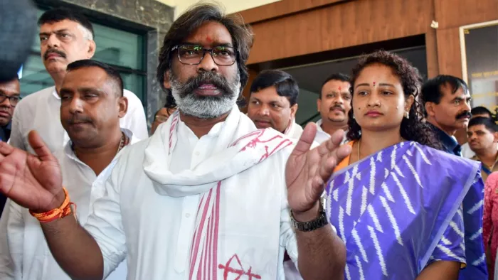पदभार ग्रहण करते ही एक्शन मं हेमंत सोरेन के मंत्री। (फोटो- एएनआई)