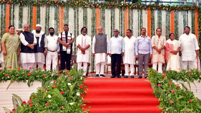 शपथ ग्रहण समारोह में झारखंड के सभी मंत्री। (फोटो- ANI)