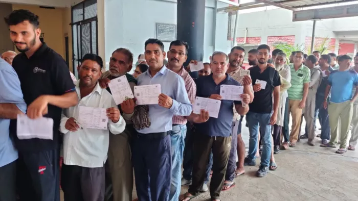 Himachal By Election 2024: देहरा में वोट डालते मतदाता (जागरण न्यूज)