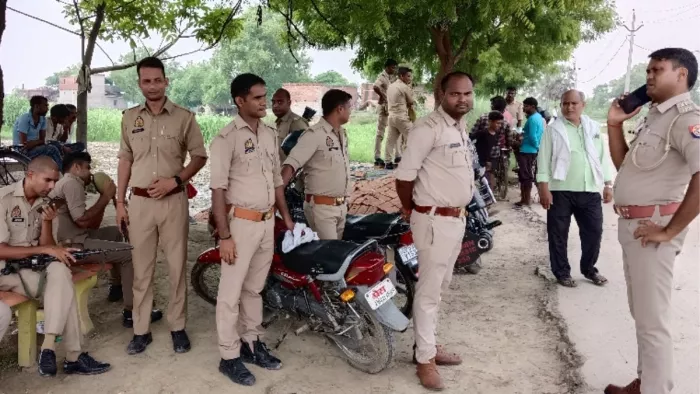 घटना के बाद गांव में तैनात पुलिस। जागरण