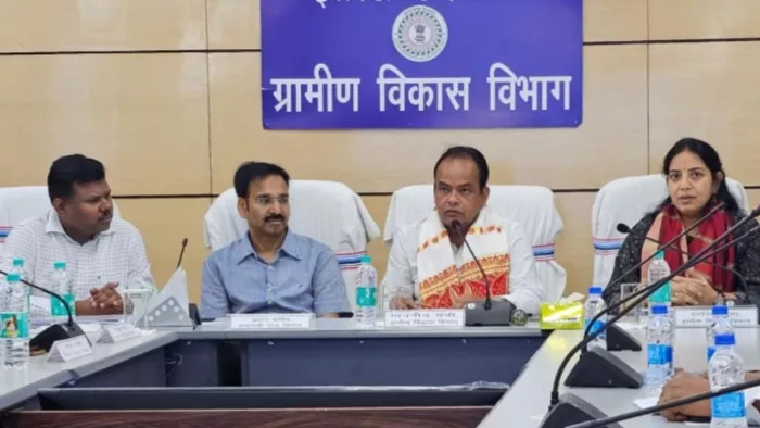 बुधवार को विभागीय अधिकारियों के साथ बैठक करते ग्रामीण विकास मंत्री इरफान अंसारी।