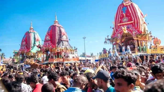 रथ पर विराजमान चतुर्धा विग्रहों का दर्शन करते भक्त।