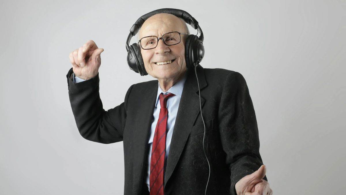 https://www.jagranimages.com/images/newimg/10072024/10_07_2024-jbl_headphones_23755979.jpg