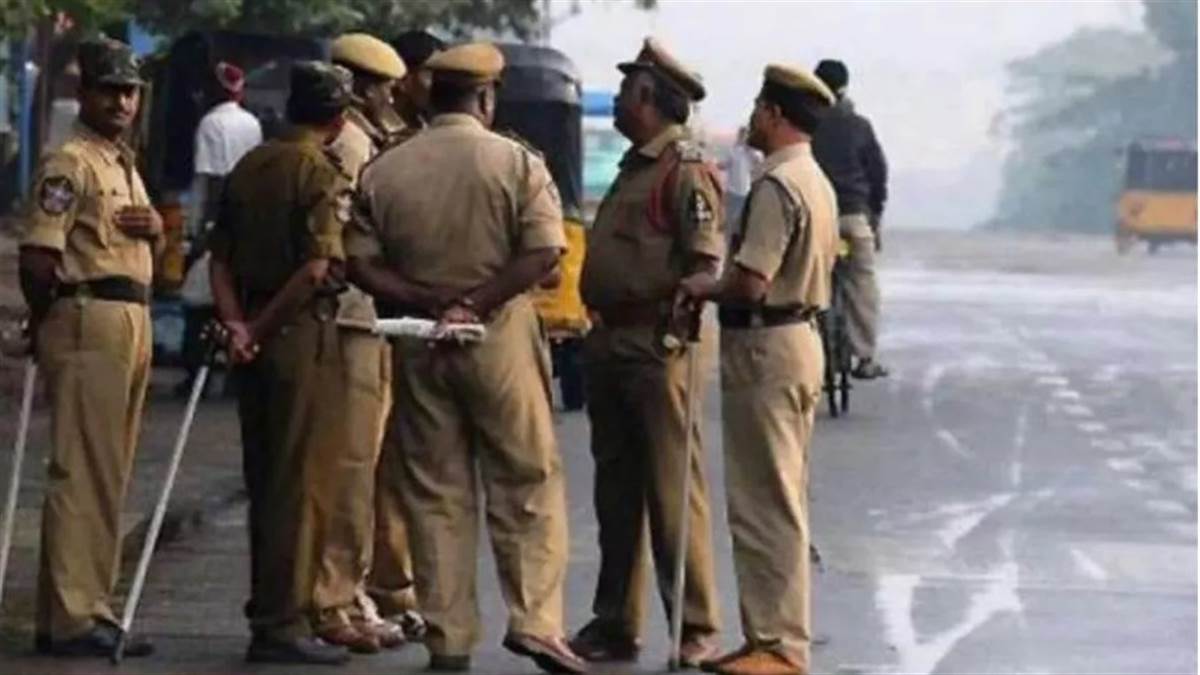 two policemen injured after attacked by chaddi baniyan gang in karnataka