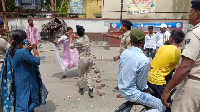 पुलिस के साथ हुई हाथापाई। फोटो- जागरण