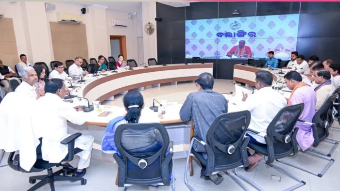 कैबिनेट बैठक करते मुख्यमंत्री मोहन चरण माझी।