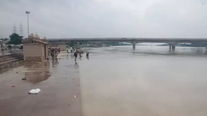 गोरखपुर में राप्ती नदी भी खतरे के निशान के पास पहुंच गई है।