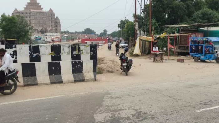 उमरहा के पास हाईवे से स्वर्वेद मंदिर जाने वाला मार्ग।