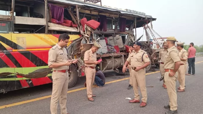 महोबा से फर्जी तरीके से पंजीकरण करा दूसरे शहरों में किया जा रहा बसों की संचालन