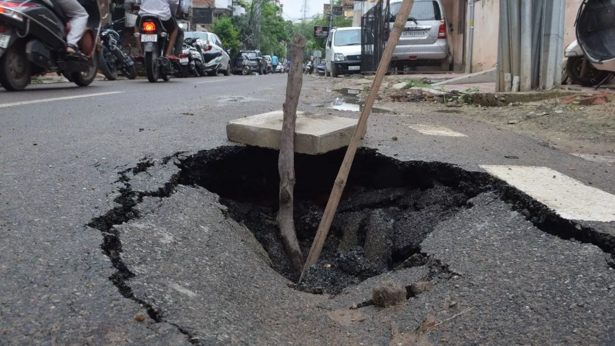कानपुर में कर्बला-गंगा बैराज मार्ग समेत कई स्थानों पर धंसी सड़क, लोगों ने बांस लगाकर किया आगाह
