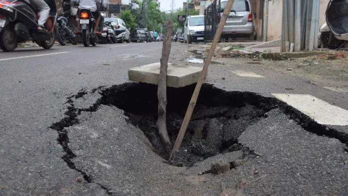 स्वरूप नगर में धंसी सड़क। (इमेज सोर्स- जागरण)