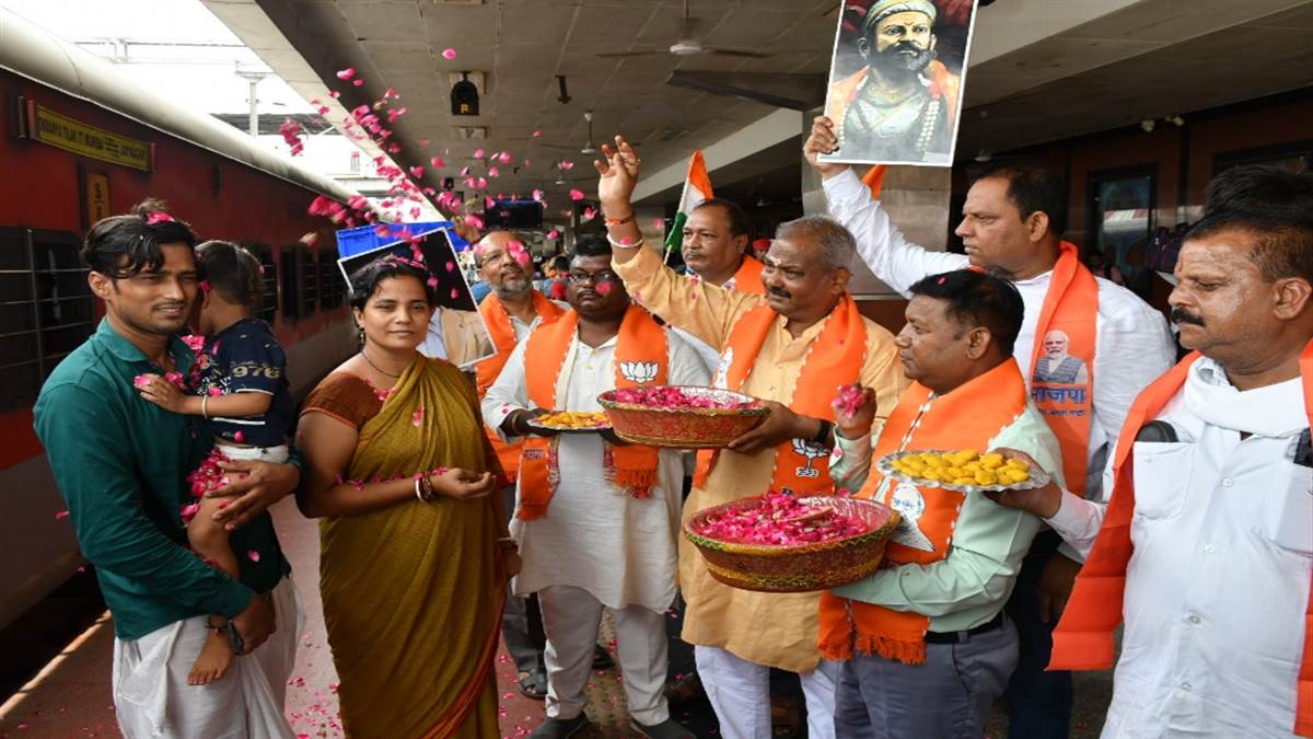 varanasi news marathi passengers welcomed amid hindi language row